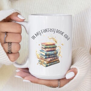 In mijn fantasietijdperk mok | Gepersonaliseerd leesgrage cadeau | Aangepaste naam Fantasy Reader Cup | Smut Reader Esthetisch | Dark Academia Book Club-mok