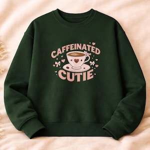Caffeinated Cutie Sweatshirt • Kaffeeliebhaber Rundhalsausschnitt • Süße Latte Ästhetik • Cafe Girl Geschenk • Kuscheliger Pullover im Barista-Stil