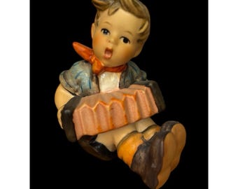 Figurine Goebel Hummel vintage garçon assis jouant de l'accordéon, Allemagne