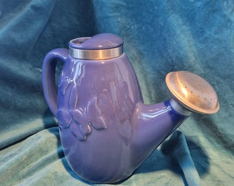 Zeitgenössische blaue Keramik Gießkanne. Retro-Stil.