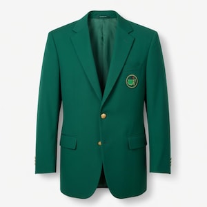 Puede incluir: Una blazer verde esmeralda liso con cierre de dos botones y solapa de muesca. La blazer presenta un parche en el pecho izquierdo y dos bolsillos delanteros. Los botones dorados añaden un toque de contraste.