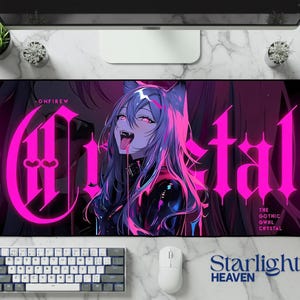 Peut inclure: Tapis de souris rectangulaire avec une illustration de style gothique anime. Il présente un personnage aux cheveux violets avec des yeux roses et le mot "Crystal" en grandes lettres roses. Le texte "The Gothic Gwrl Crystal" est également présent.