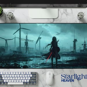 Op de afbeelding: Een rechthoekige muismat met een digitale kunstscène. Het toont een silhouet met een rood zwaard in een overstroomd industrieel landschap met windturbines onder een stormachtige hemel. De tekst "Starlight Heaven" is zichtbaar.