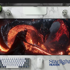 Peut inclure: Un grand tapis de souris rectangulaire avec une scène fantastique d'un guerrier affrontant un dragon au milieu des flammes. Le dragon est noir et rouge, et le guerrier est vêtu d'une armure sombre. Le texte "Starlight Heaven" est visible.