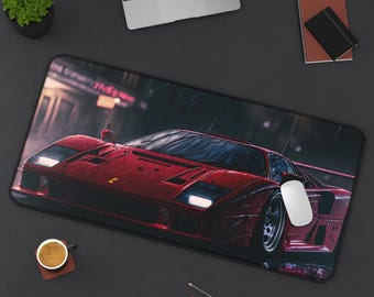Può includere: Un'auto sportiva rossa con interni neri sta guidando sotto la pioggia di notte. L'auto è bagnata e i fari sono accesi. L'auto ha un design classico con un lungo cofano e un corto ponte posteriore. L'auto sta guidando su una strada bagnata con lampioni sullo sfondo.