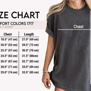 K&ouml;nnte beinhalten: Gr&ouml;&szlig;entabelle f&uuml;r ein Comfort Colors 1717 Unisex-T-Shirt. Die Tabelle zeigt Brust- und L&auml;ngenma&szlig;e in Zentimetern. Die Gr&ouml;&szlig;en reichen von S (47 cm Brust, 69 cm L&auml;nge) bis 4XL (74 cm Brust, 85 cm L&auml;nge).