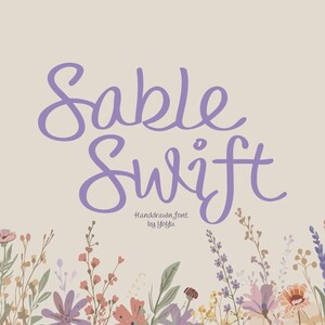 Op de afbeelding: Een digitale afbeelding met de woorden "Sable Swift" in een zachtpaarse, handgeschreven lettertype. De tekst staat tegen een beige achtergrond met bloemenillustraties aan de onderkant. De woorden "Handdrawn font by Yofyu" zijn ook aanwezig.