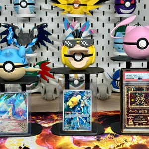 3D Gedruckter Funko Pop und Sammelkarten Ständer – Passend für TopLoader, Card Saver und PSA Slab – Funktioniert mit Pokébällen & Sammlerstücken
