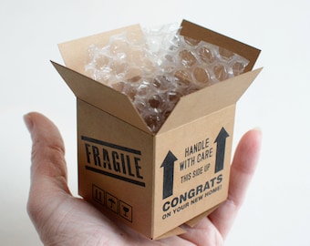 Wenskaart met kleine verhuisdozen
