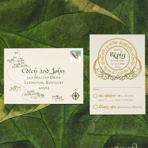 Op de afbeelding: Een RSVP-kaart voor een bruiloft met een gouden en groen ontwerp met een inscriptie in Elvish schrift. De kaart bevat een sectie voor de naam van de gast, een selectievakje om aan te geven of de uitnodiging wordt geaccepteerd of geweigerd, en een ruimte om het aantal aanwezige gasten te schrijven.