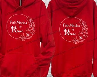 Könnte beinhalten: Ein roter Kapuzenpullover mit einer Vordertasche und einer Kapuze mit Kordelzug. Auf der Vorderseite befindet sich ein weißes kreisförmiges Logo mit dem Text "Fab Mocks by Renee" und floralen Akzenten. Auf der Rückseite des Kapuzenpullovers ist ebenfalls das gleiche Logo zu sehen. Der Kapuzenpullover wird auf einem Holzbügel präsentiert.