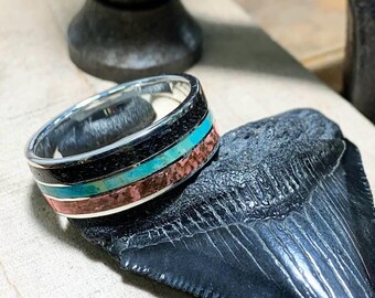 BAGUE DE FOSSILES : os de dinosaure brontosaure, dent de mégalodon, turquoise. Alliance en argent sterling. Spécial et unique. Bague spéciale