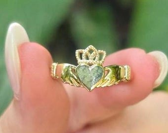 14k Gold Claddagh Ring mit Connemara Marmor Herz.