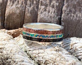 ANILLO DE ÓPALO Y FÓSIL. Anillo de bodas de plata de ley con hueso de dinosaurio brontosaurio, diente de megalodón y ópalo de fuego. Anillo especial y único.