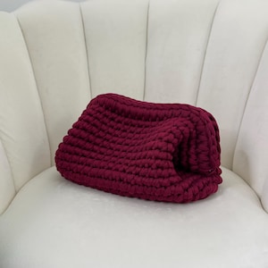 handgemachte Häkeltasche, Clutch Tasche, Damentasche, Geschenk für sie, Handtasche, T-Shirt-Garntasche, burgunderrote / tiefrote Häkeltasche