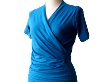 Haut d’enveloppe bleu, haut d’enveloppe à manches courtes, haut de cou En V, haut Drapé, haut Wrap, Taille L (US 12-14), prêt à expédier le dessus bleu