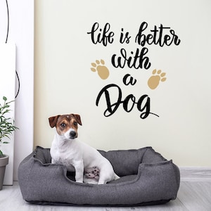 人生は犬と一緒にいるともっと良くなる引用句の壁用デカール、ビニールレタリング、犬の引用句の壁用ステッカー、犬好きのためのインスピレーションを与えるビニールレタリング装飾