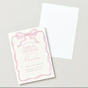 Może przedstawiać: Różowe i białe zaproszenie na wieczór panieński z różową kokardką i tekstem "Joignez-nous au Bridal Shower en l'honneur de Manon Samedi 12 Aout 2023 a 15:00 La Maison de la Mate, 54 Quai de la Rappe, 75014 Paris"