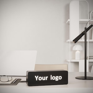 Gepersonaliseerde RGB led-lichtbak – modern bureaudecor met aangepast logo