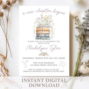 Puede incluir: Una tarjeta de invitaci&oacute;n blanca con el texto "a new chapter begins" en una fuente cursiva. La tarjeta presenta una ilustraci&oacute;n en acuarela de una pila de libros con flores y el texto "Please join us to celebrate the bride-to-be Madelyne Tyler".
