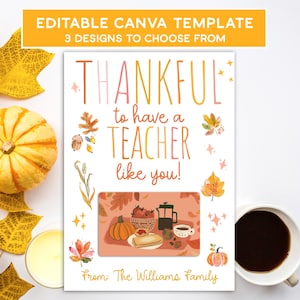 Pode incluir: Um cartão branco com o texto "THANKFUL to have a TEACHER like you!" em laranja e amarelo. O cartão tem ilustrações com tema de outono e o texto "From: The Williams Family". A imagem inclui abóboras, folhas e uma xícara de café.