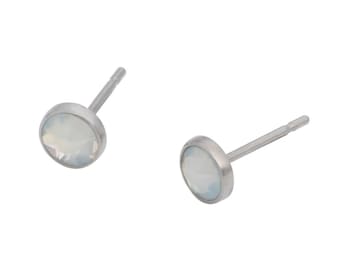 Pendientes de botón hipoalergénicos para orejas sensibles con cristales Swarovski de ópalo blanco (4 mm o 5 mm) engastados en bisel sobre postes de niobio o titanio.