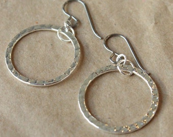 Pendientes de aro de titanio / Pendientes hipoalergénicos / Pendientes de aro sin níquel - Aro colgante minimalista con textura y baño de plata