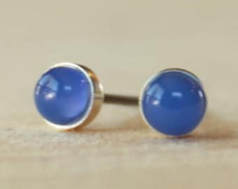 Bisel de 4 mm de piedras preciosas de ónix azul en postes de niobio o titanio (pendientes de perno hipoalergénicos para orejas sensibles)