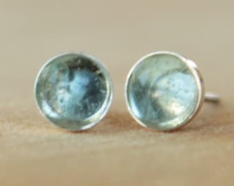 Sky Blue Topaz Gemstone 6mm Bezel Set on Niobium or Titanium Posts (Pendientes hipoalergénicos de stud para orejas sensibles)