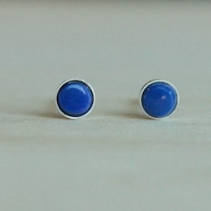 ラピスラズリ宝石チタンスタッドピアス / 6 mmカボションベゼルセット / 低刺激性ピアススタッド