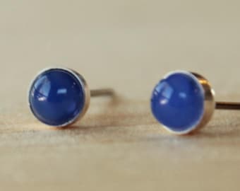 Bisel de 5 mm con piedra preciosa de ónix azul en postes de niobio o titanio (pendientes de perno hipoalergénicos para las orejas sensibles)