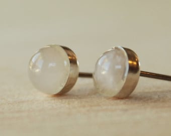 Engaste de bisel de piedra preciosa de cuarzo rosa de 6 mm sobre postes de niobio o titanio (aretes tipo botón hipoalergénicos para oídos sensibles)