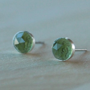 チタンスタッドピアス ローズカット ペリドット 宝石 / 6 mm ベゼルセット / 低刺激性ピアス スタッド