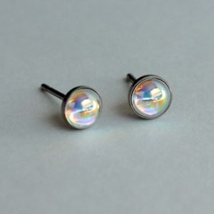 Aurora Borealis Swarovski Cabochon titane boucles d’oreille / 5mm / allergie gratuit boucles d’oreilles pour les allergies aux métaux