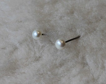 Med 5-5.5mm Classic Pearls (Your Choice of Hypoallergenic Earrings for Sensitive Ears - Nickel Free Niobium, Titanium, Surgical Steel)