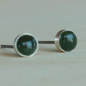 チタンスタッドイヤリングネフライト翡翠宝石 / 5 mm カボションベゼルセット / 低刺激性スタッドイヤリング