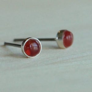 カーネリアン宝石 4 mm ベゼルセット、チタンまたはニオブのポスト - ニッケルフリー、低刺激性、敏感な耳にも使えるスタッド イヤリング