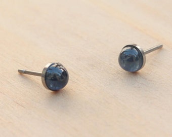 Engaste de bisel con piedras preciosas de zafiro de 5 mm sobre postes de niobio o titanio (aretes tipo botón hipoalergénicos para orejas sensibles)