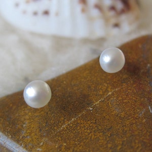 Titanium Stud Earrings / Sensitive Earrings / Allergy Free Earrings for Metal Allergies - Tiny 3.5 - 4 mm Classic Pearl Studs