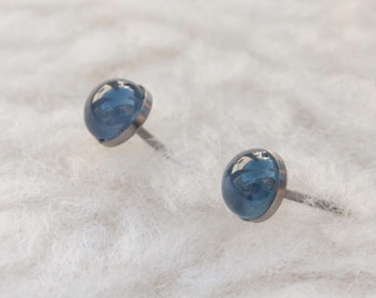 Engaste de bisel con piedras preciosas de zafiro de 6 mm sobre postes de niobio o titanio (aretes tipo botón hipoalergénicos para orejas sensibles)