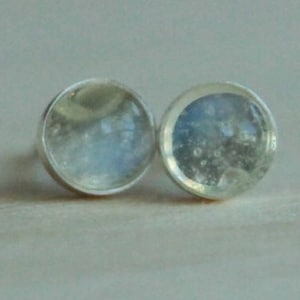 Adularia (pedra da lua azul do Ceilão) com moldura de 5 mm definida em postes de titânio / nióbio - brincos hipoalergênicos para orelhas sensíveis