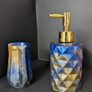 Distributeur de savon et porte brosse à dents