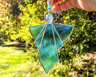 青い翼を持つ祈りの天使のステンドグラス - 手作りのスピリチュアルな
