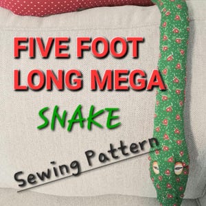 Può includere: Un modello di cucito per un serpente di stoffa verde e rosso. Il serpente è lungo 1,52 metri e ha una stampa floreale verde e bianca. Il testo sull'immagine recita "Five Foot Long Mega Snake Sewing Pattern by Clay Sawyer".