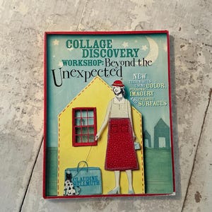 Peut inclure: Une œuvre d'art de collage encadrée intitulée "Collage Discovery Workshop: Beyond the Unexpected". L'œuvre présente une femme en jupe et chapeau rouges à côté d'une maison jaune. Un chien noir et blanc est en laisse. Le texte comprend "New Techniques Using Color, Personal Imagery and Creative Surfaces."
