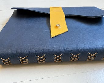 Diario/libro en blanco de cuero azul oscuro, cosido a mano y con costuras amarillas - L22