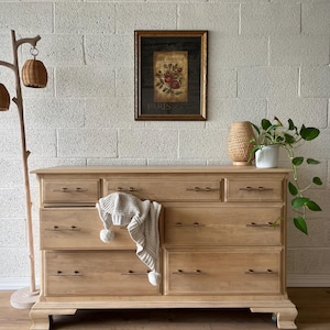 Stunning Ethan Allen 7 Drawer Dresser.