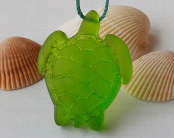 Perles de pendentif de grande tortue en verre de mer de culture de 35 mm pour la fabrication de bijoux - Perles de verre dépoli recyclées - Citron vert - 2 tortues