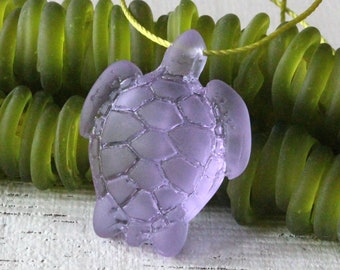 Pendentif tortue en verre de mer de culture pour la fabrication de bijoux - Pendentif grande tortue 35 mm - Perles de verre dépoli recyclées - Lavande - 2 tortues