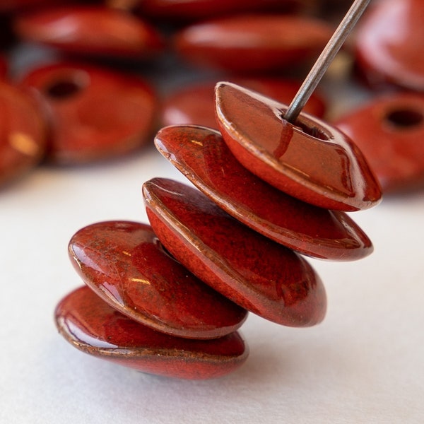 Perles en céramique émaillée 13 x 18 mm - Disques en céramique de grand trou de Mykonos, Grèce - Rouge cramoisi - 6 perles